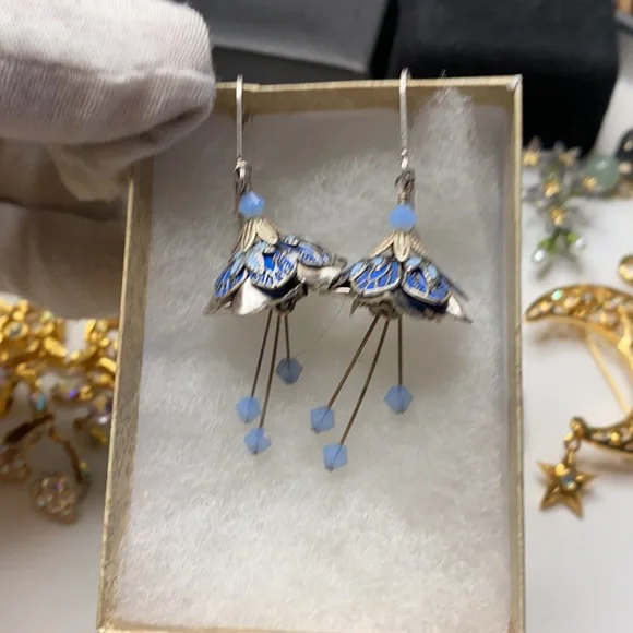The cutest earrings you ever did see - Picture 2 of 3